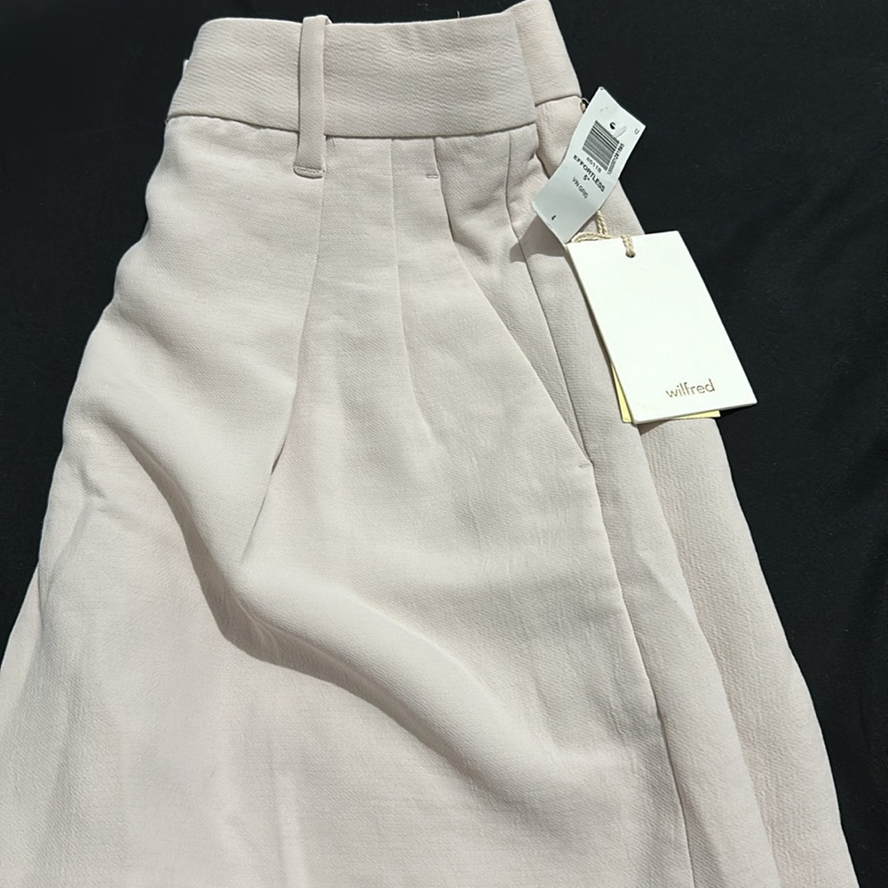 Aritzia mid thigh 5” short - Picture 9 of 9